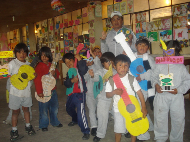 Die Kinder präsentieren in einer Ausstellung die Werk- und Handarbeiten, die sie übers Jahr angefertigt haben. 