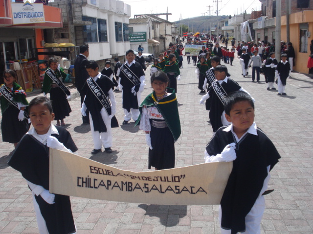 Die Schulkinder von Salasaca nehmen begeistert an einem Festumzug der Dorfgemeinschaft teil.